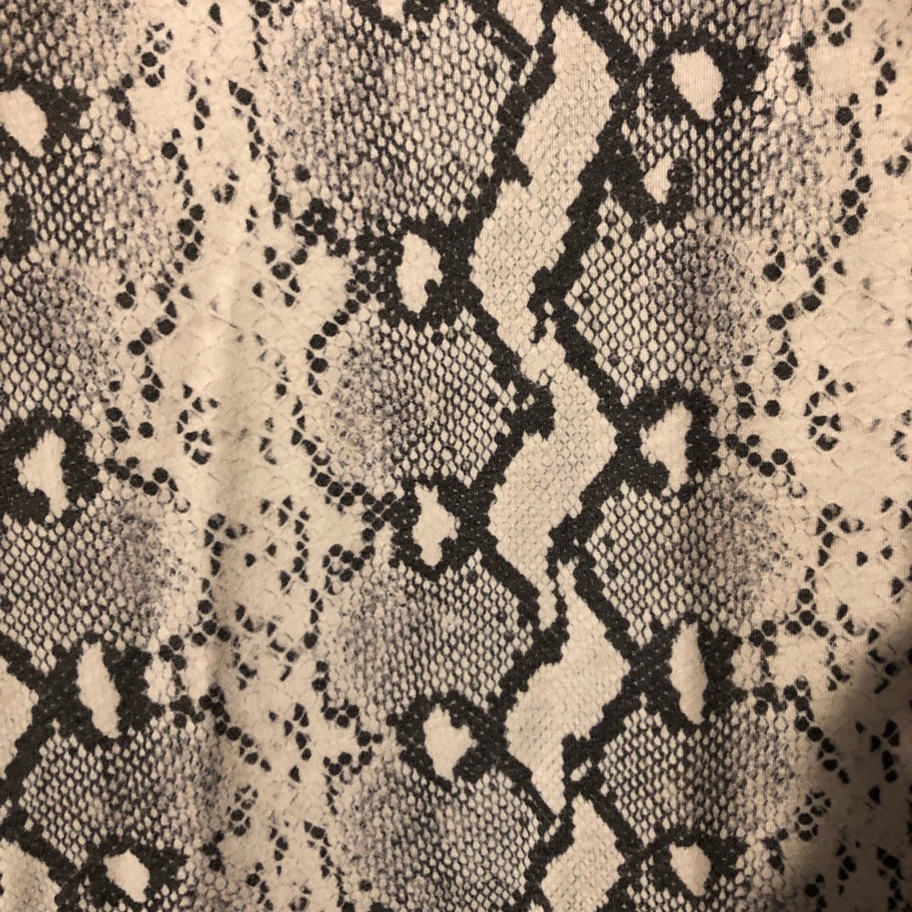 V-neck python tee, XL - Picture 2 of 4